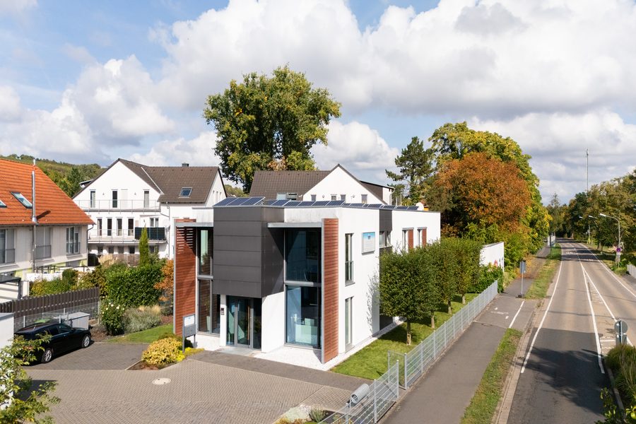 Das Haus des Zahnzentrums Messerschmidt in Mainz von oben